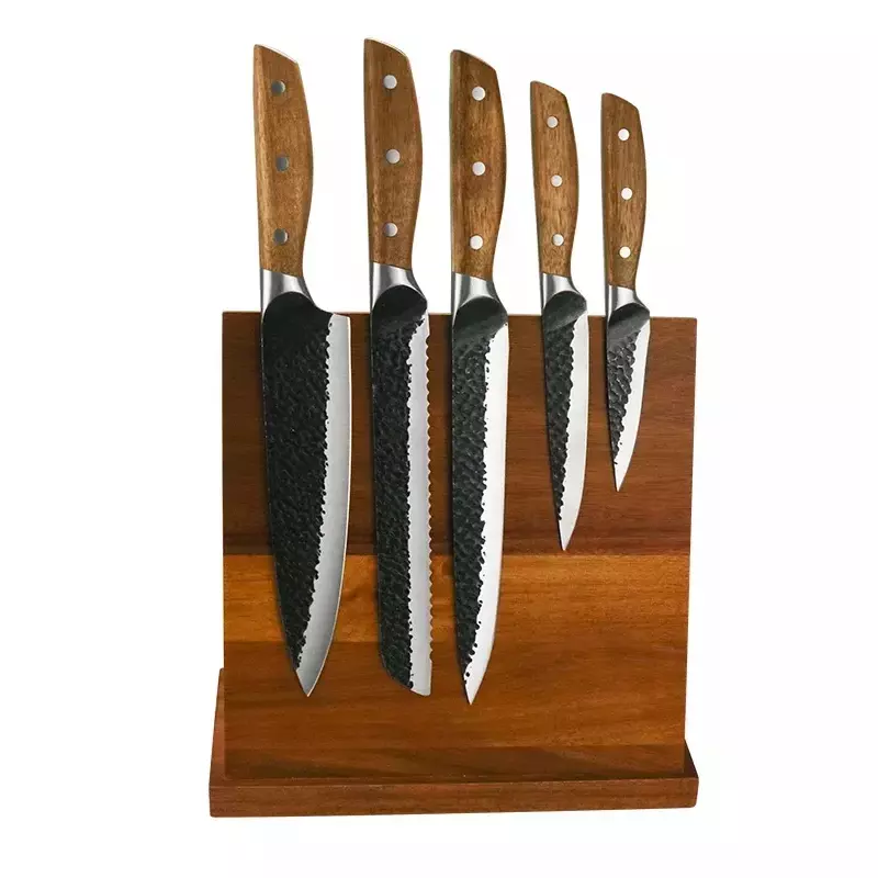 Кухненски нож с дървена дръжка